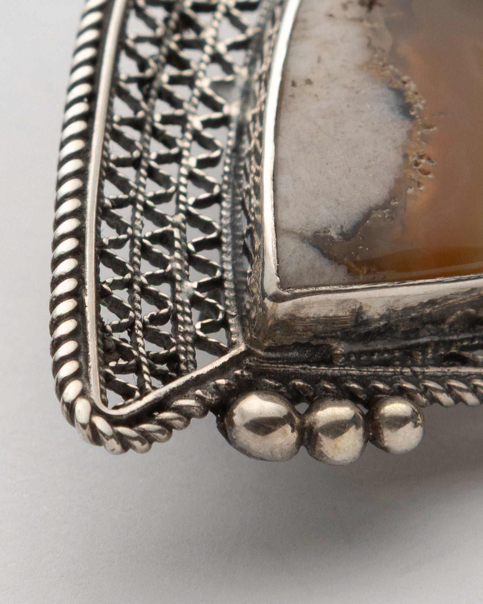 Brown-White Teardrop Agate Brooch - 2101 2921