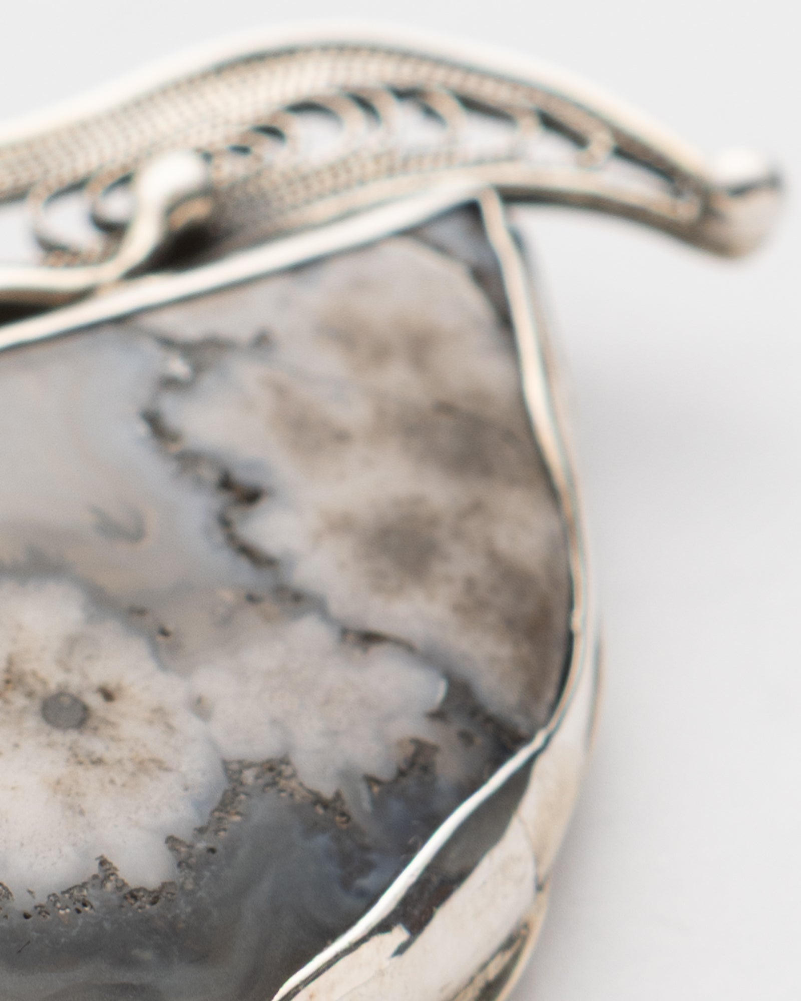 Gray-White Teardrop Shaped Agate Brooch - 2101 2969