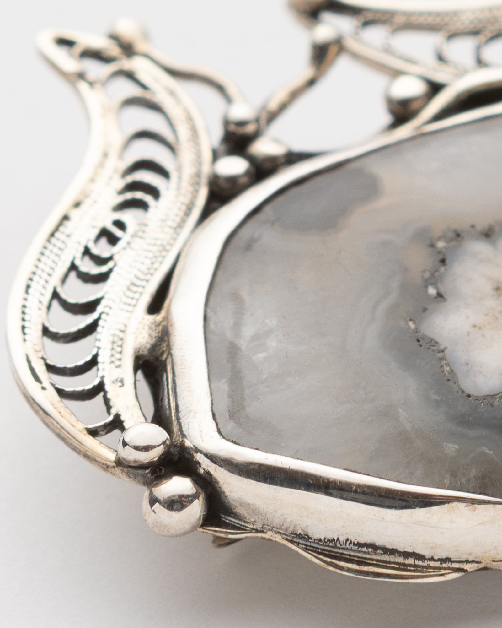 Gray-White Teardrop Shaped Agate Brooch - 2101 2969