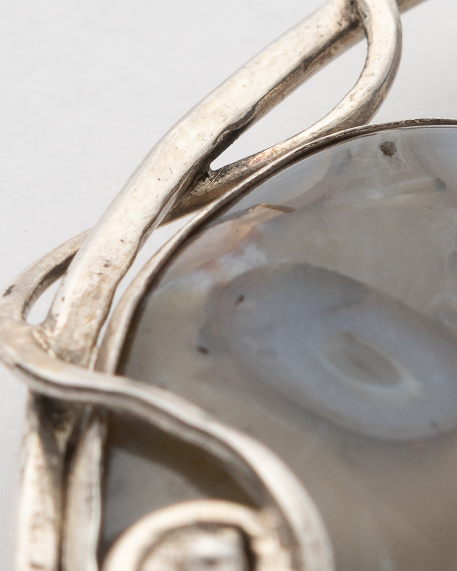 Brown-White Round Shaped Agate Brooch - 2101 3058