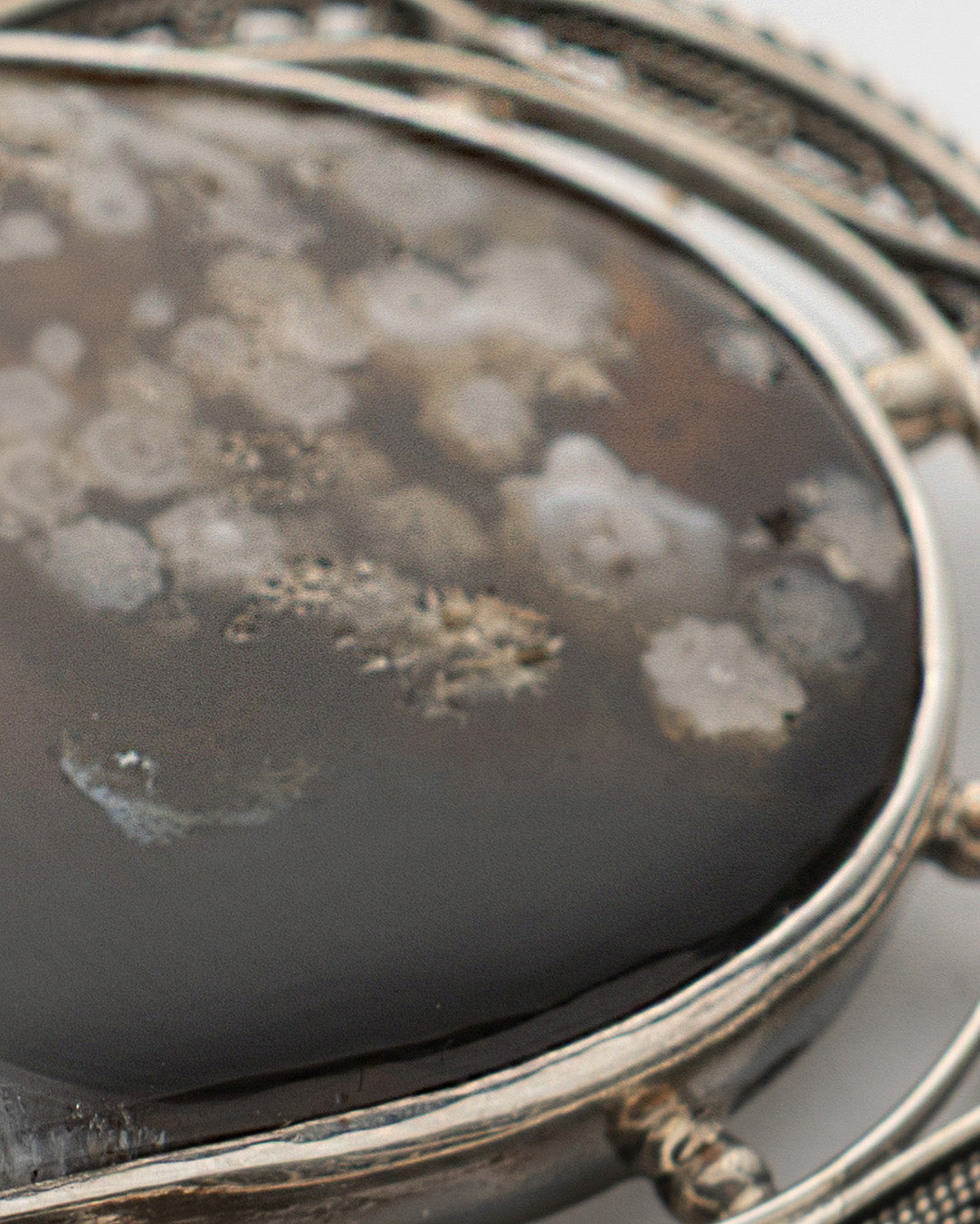 White-Grey Teardrop Shaped Agate Brooch - 2101 3003