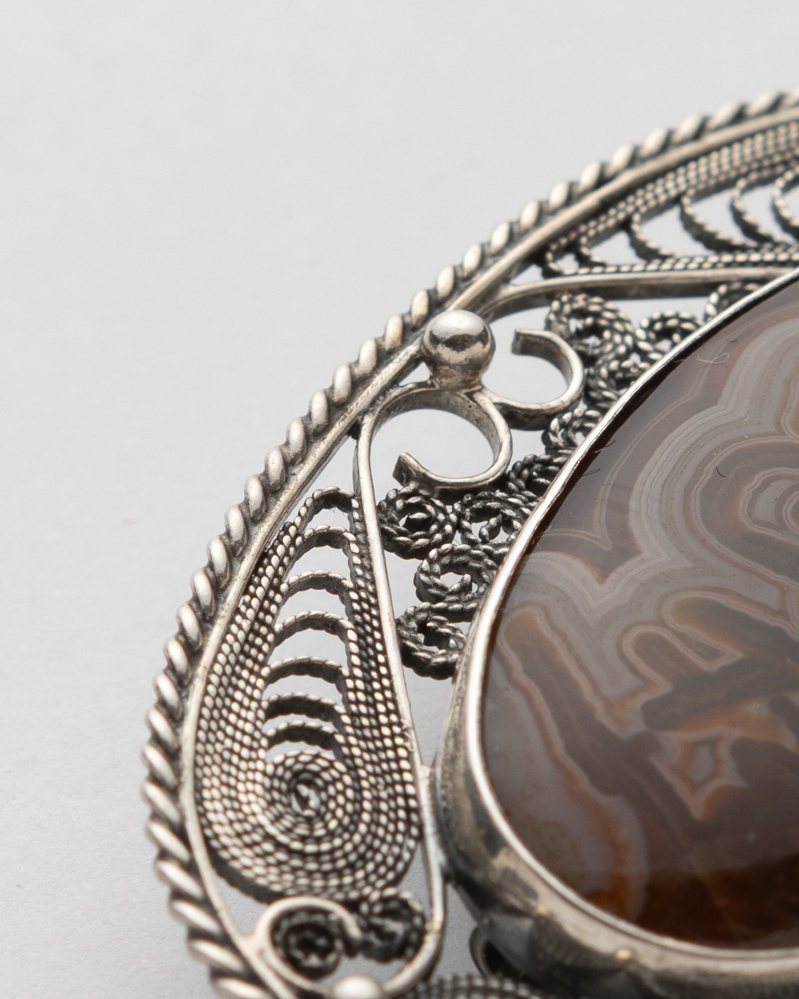 Brown - Gray Long Oval Shaped Agate Brooch - 2101 2907 - izankara