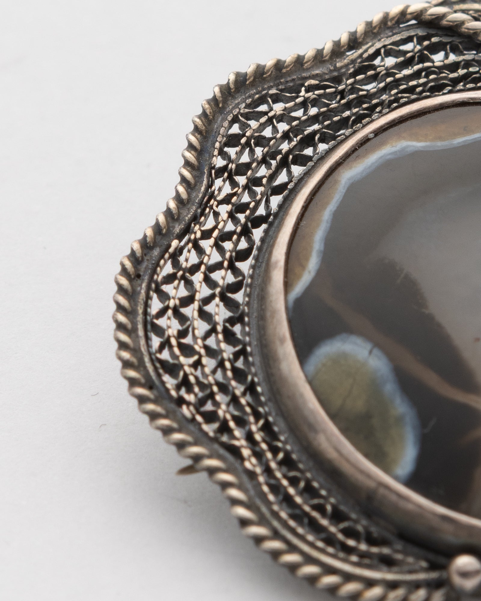 Brown - Gray Oval Agate Brooch - 2100 7064 - izankara