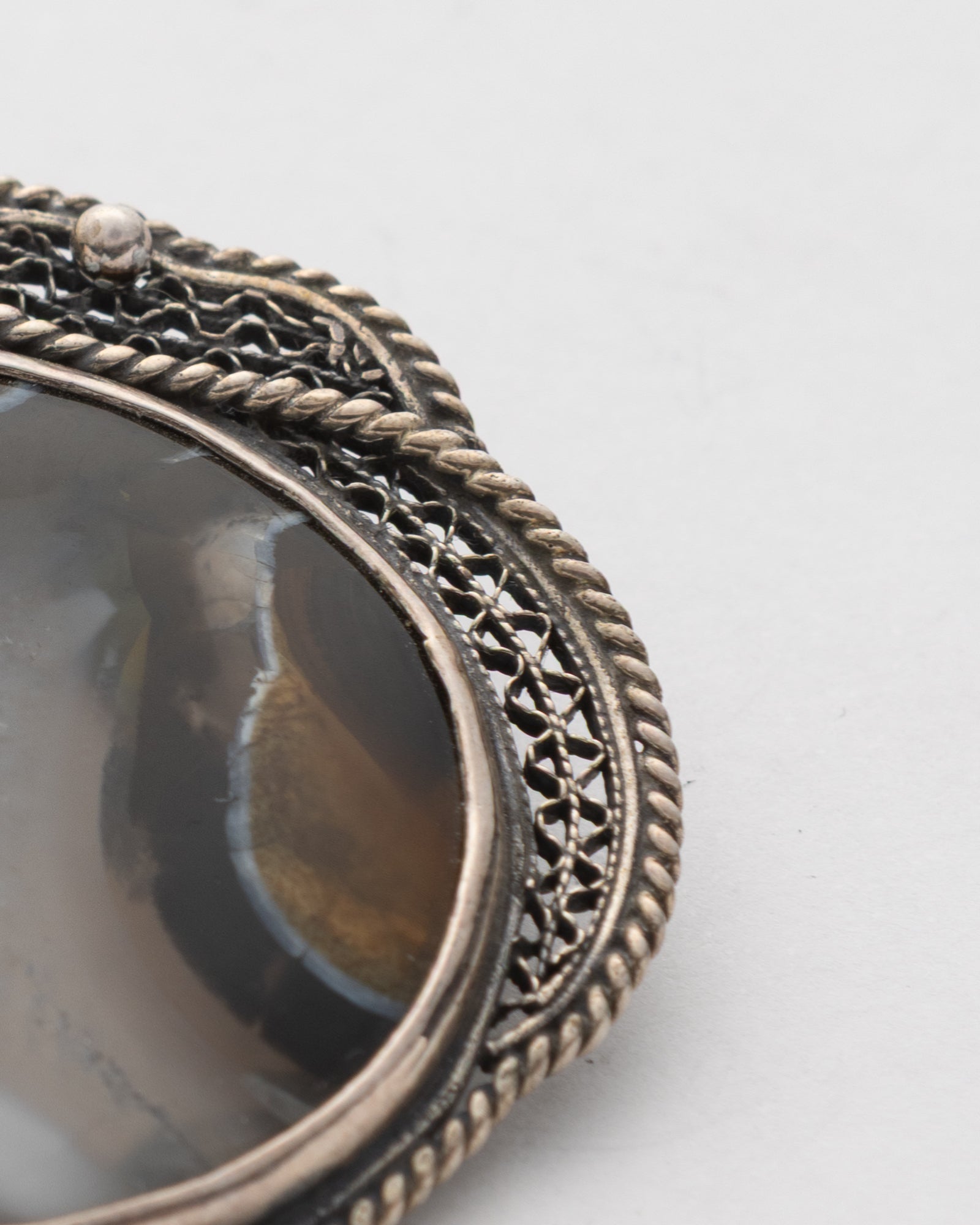Brown - Gray Oval Agate Brooch - 2100 7064 - izankara