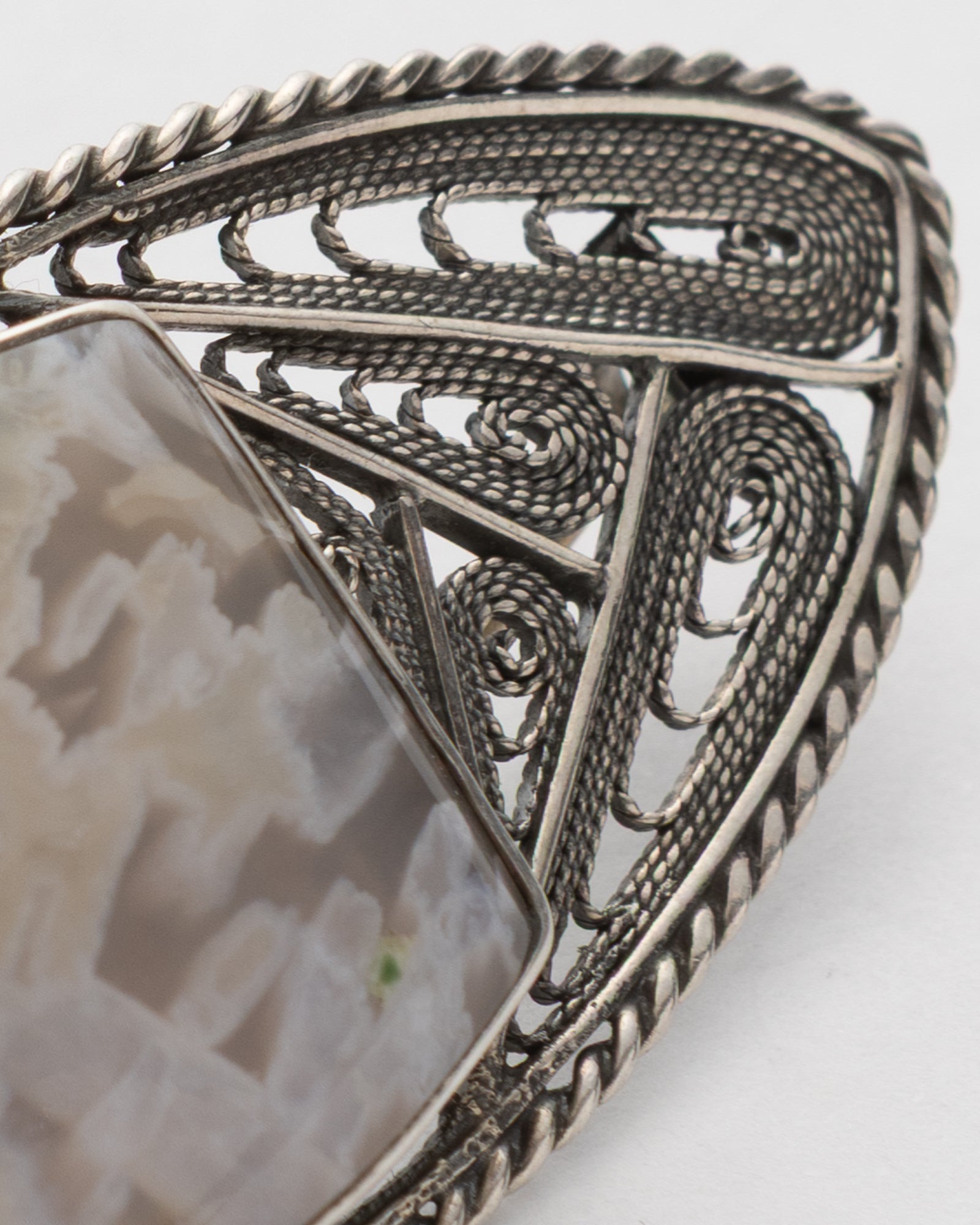 Cream Round Shaped Agate Brooch - 2101 2952 - izankara