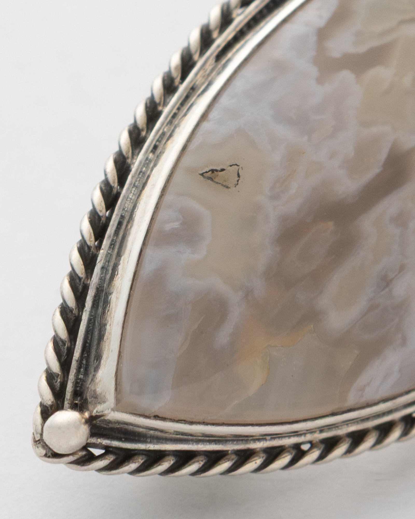 Cream Round Shaped Agate Brooch - 2101 2952 - izankara