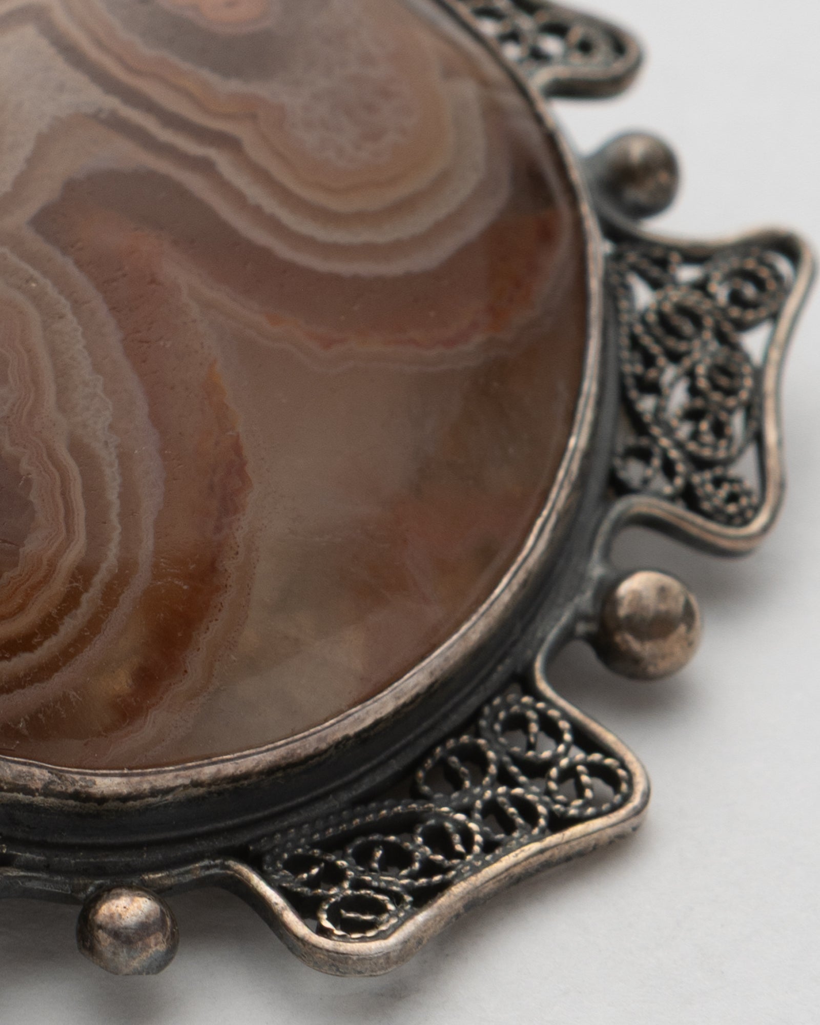 Red Round Agate Brooch - 2100 7033 - izankara
