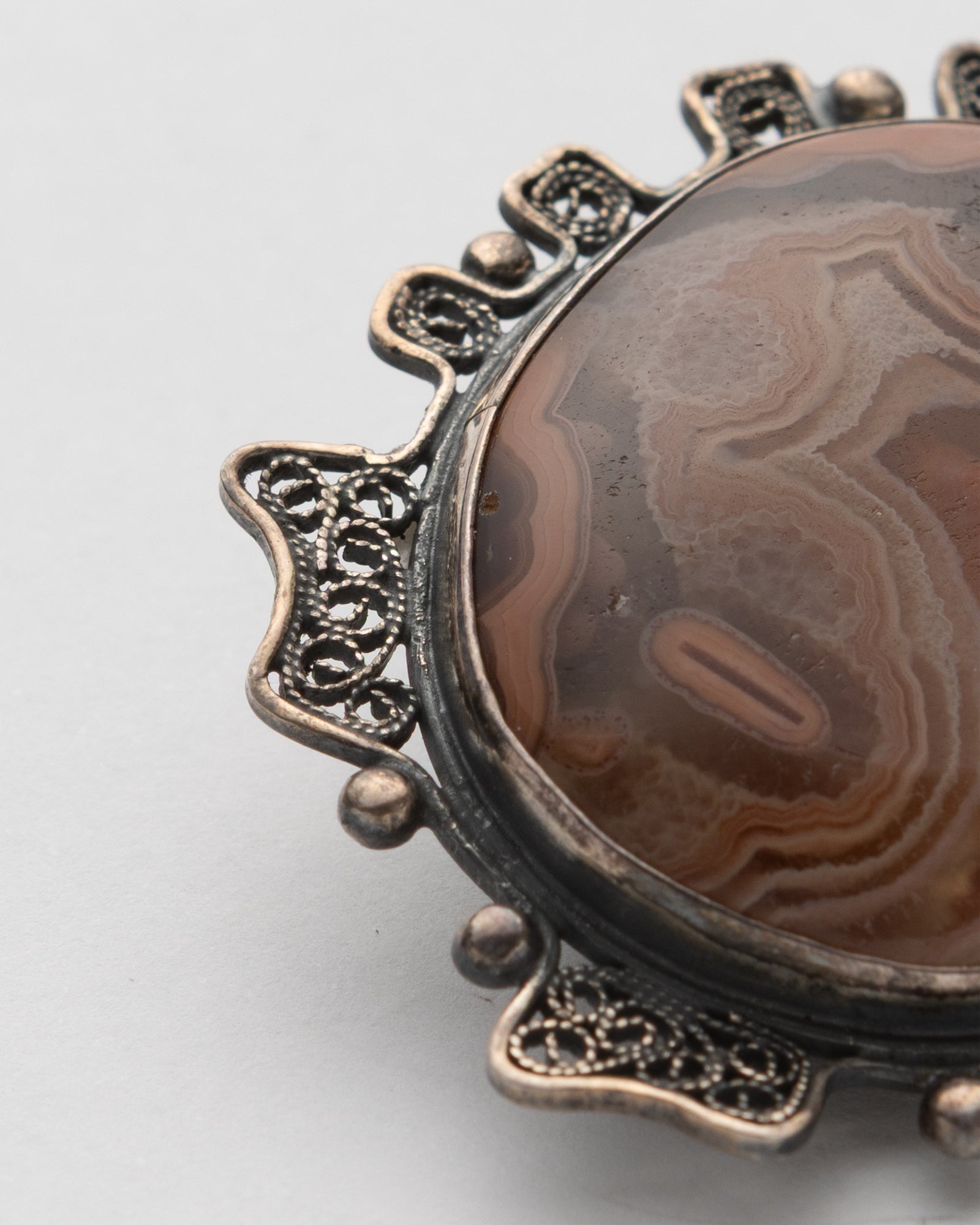 Red Round Agate Brooch - 2100 7033 - izankara