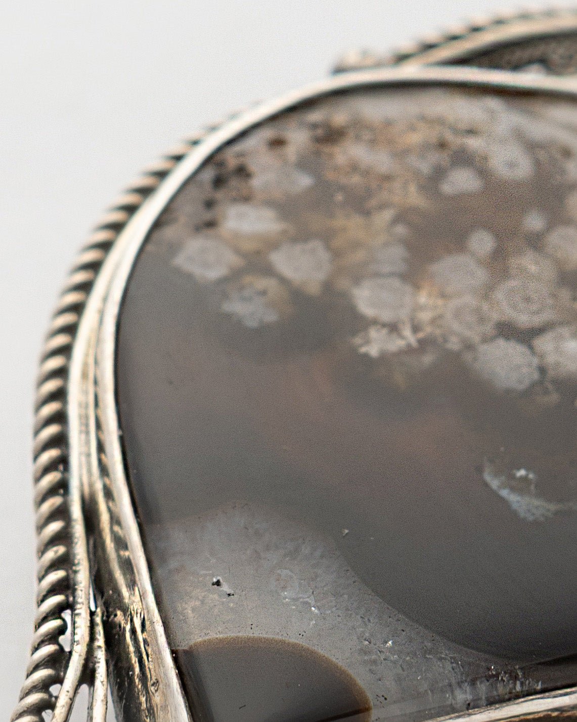 White - Grey Teardrop Shaped Agate Brooch - 2101 3003 - izankara