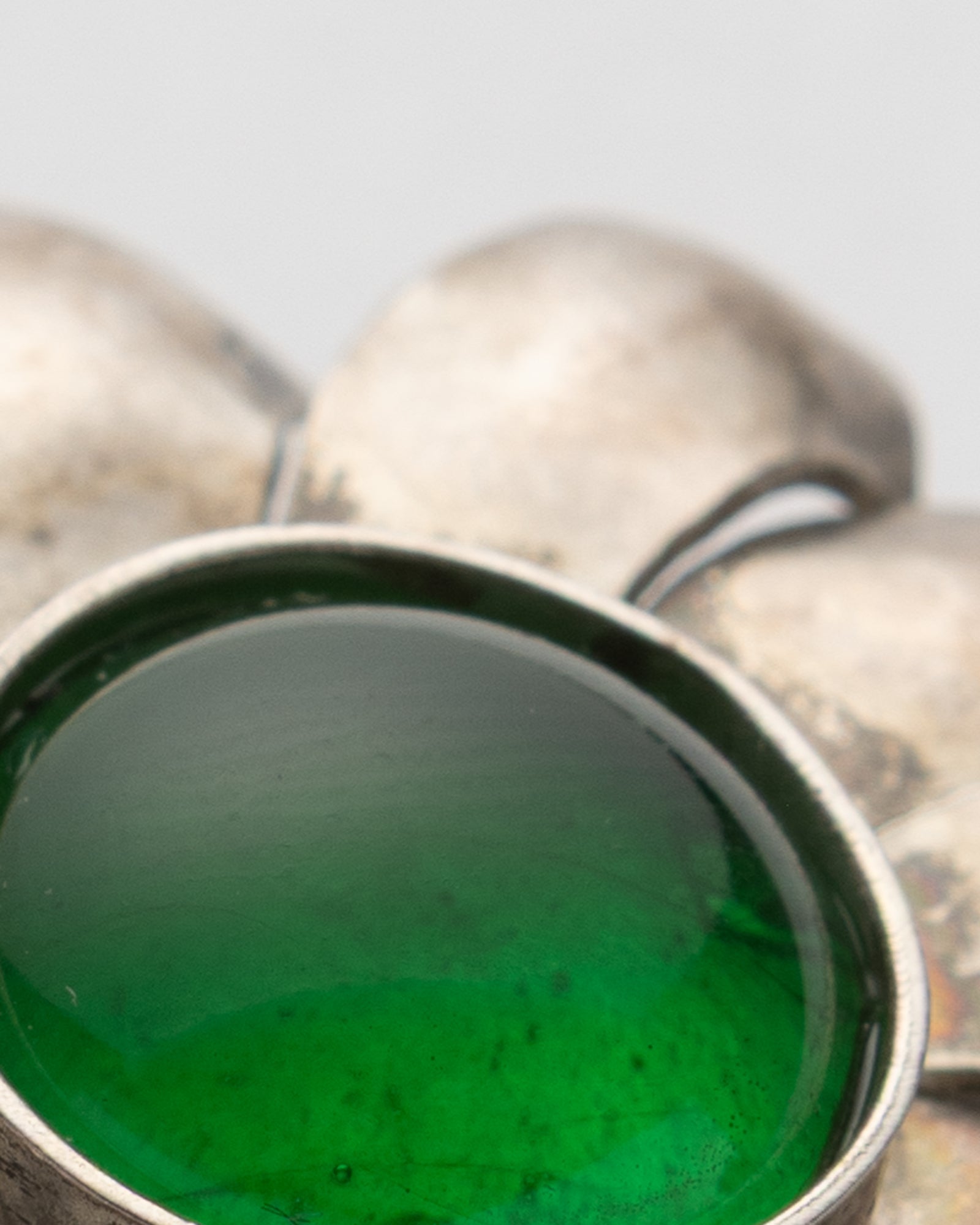 Windrose Motif Silver Brooch with Green Glass 