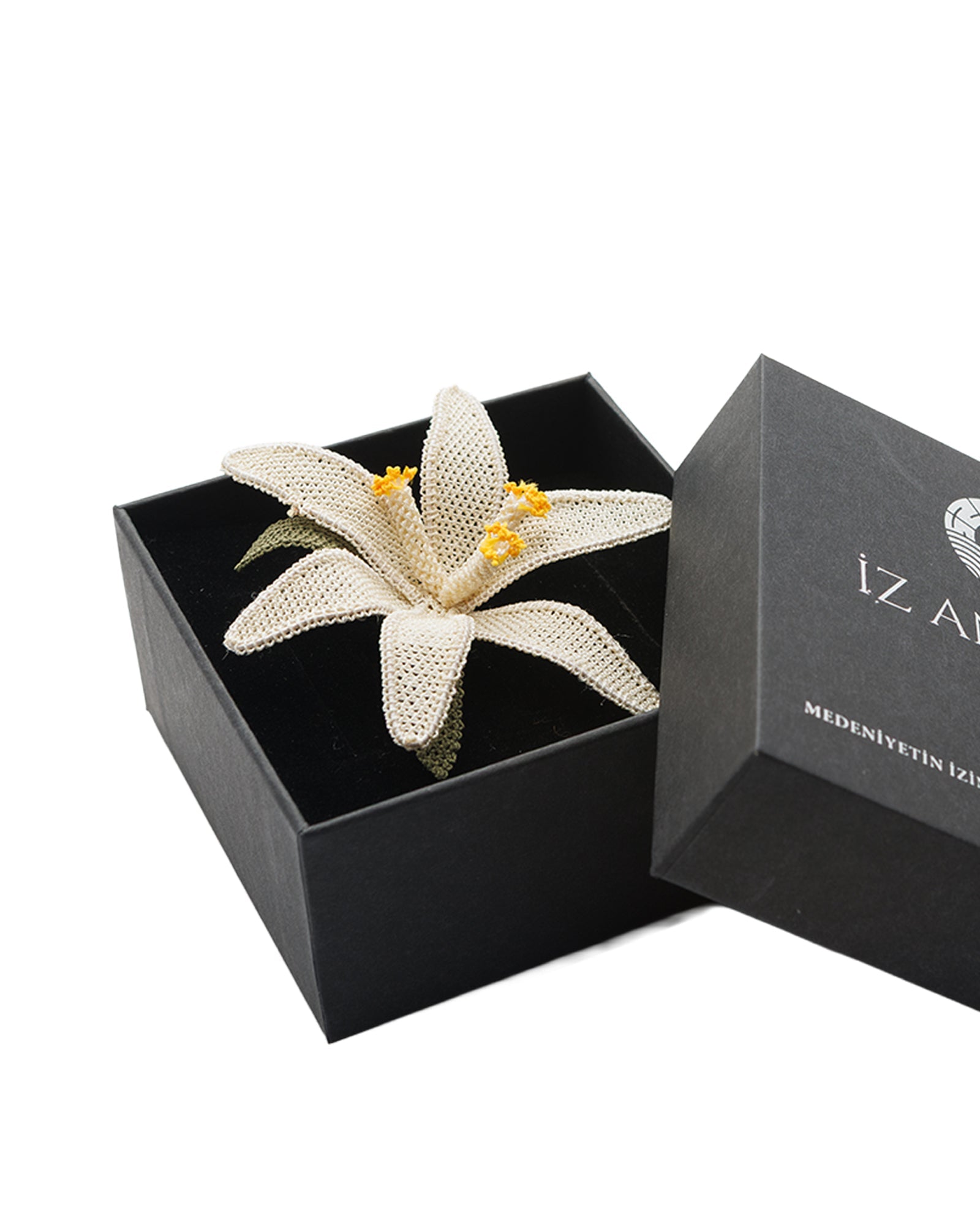 Yellow Lily Motif Needle Lace Brooch - Nallıhan Handcrafted Lace - izankara